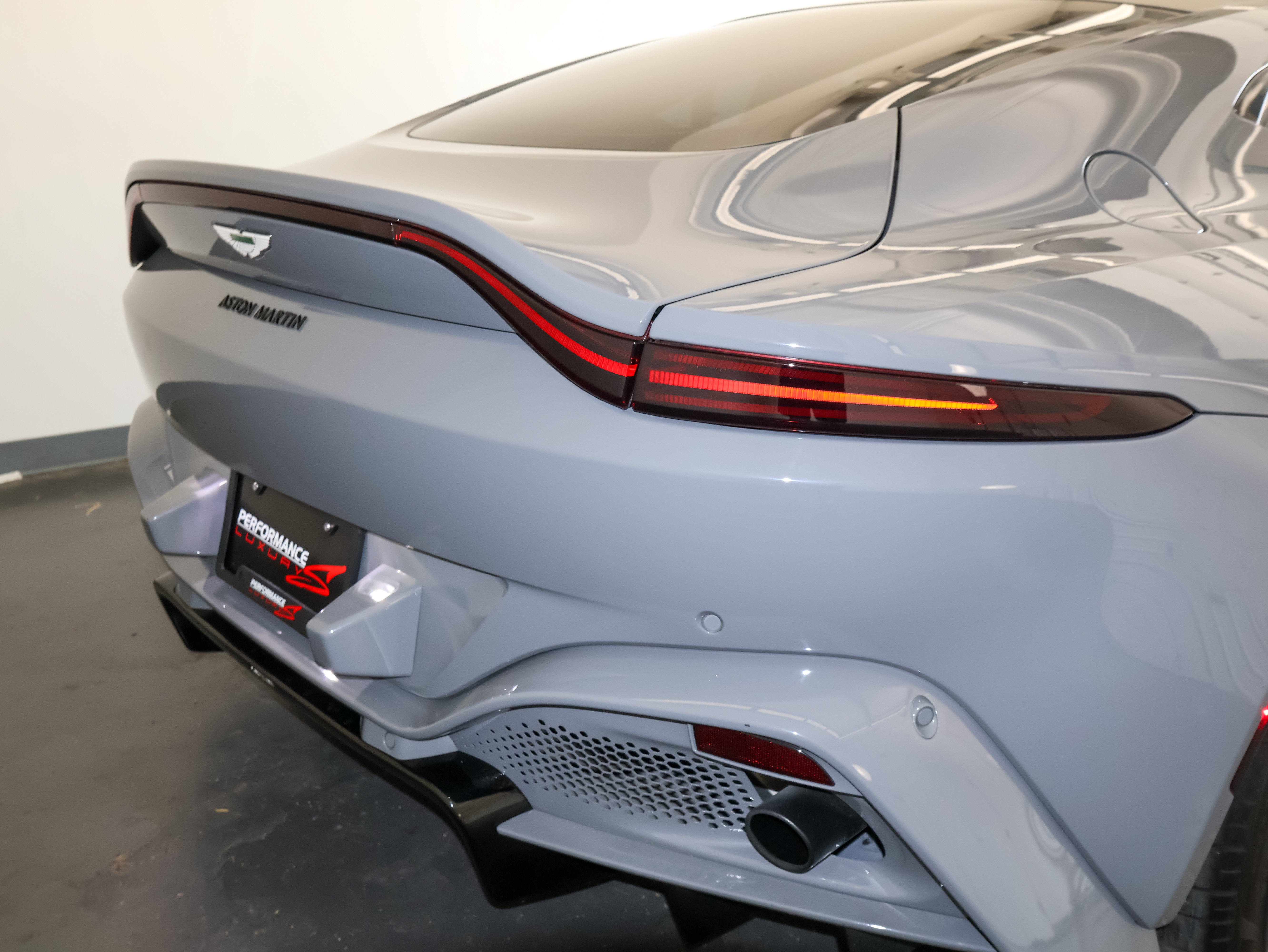 Used 2021 Aston Martin V8 Vantage Coupe RWD image 34