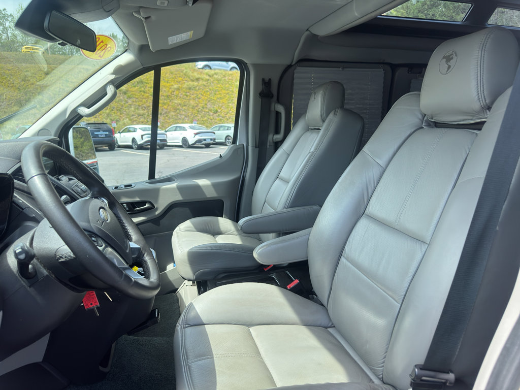 Used 2019 Ford Transit 150 130 Low Roof w/ Exterior Upgrade Package RWD image 9