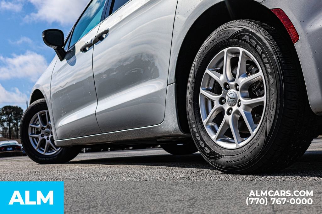 Used 2024 Chrysler Pacifica Touring-L image 17