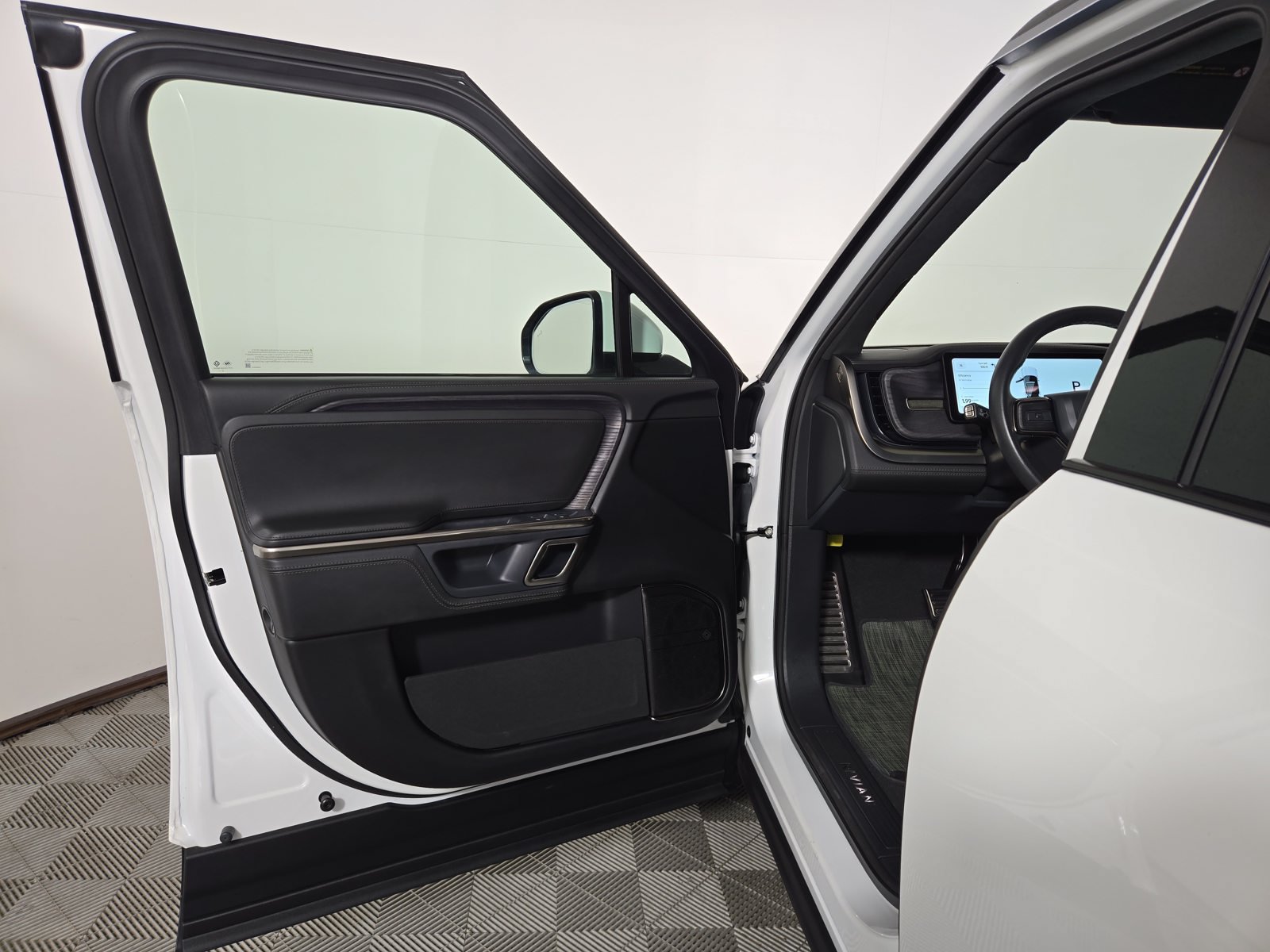 Used 2024 Rivian R1S Adventure Dual AWD/4WD image 16