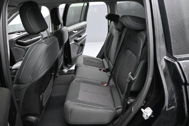 Used 2023 Jeep Grand Cherokee Laredo w/ Luxury Tech Group I AWD/4WD image 12