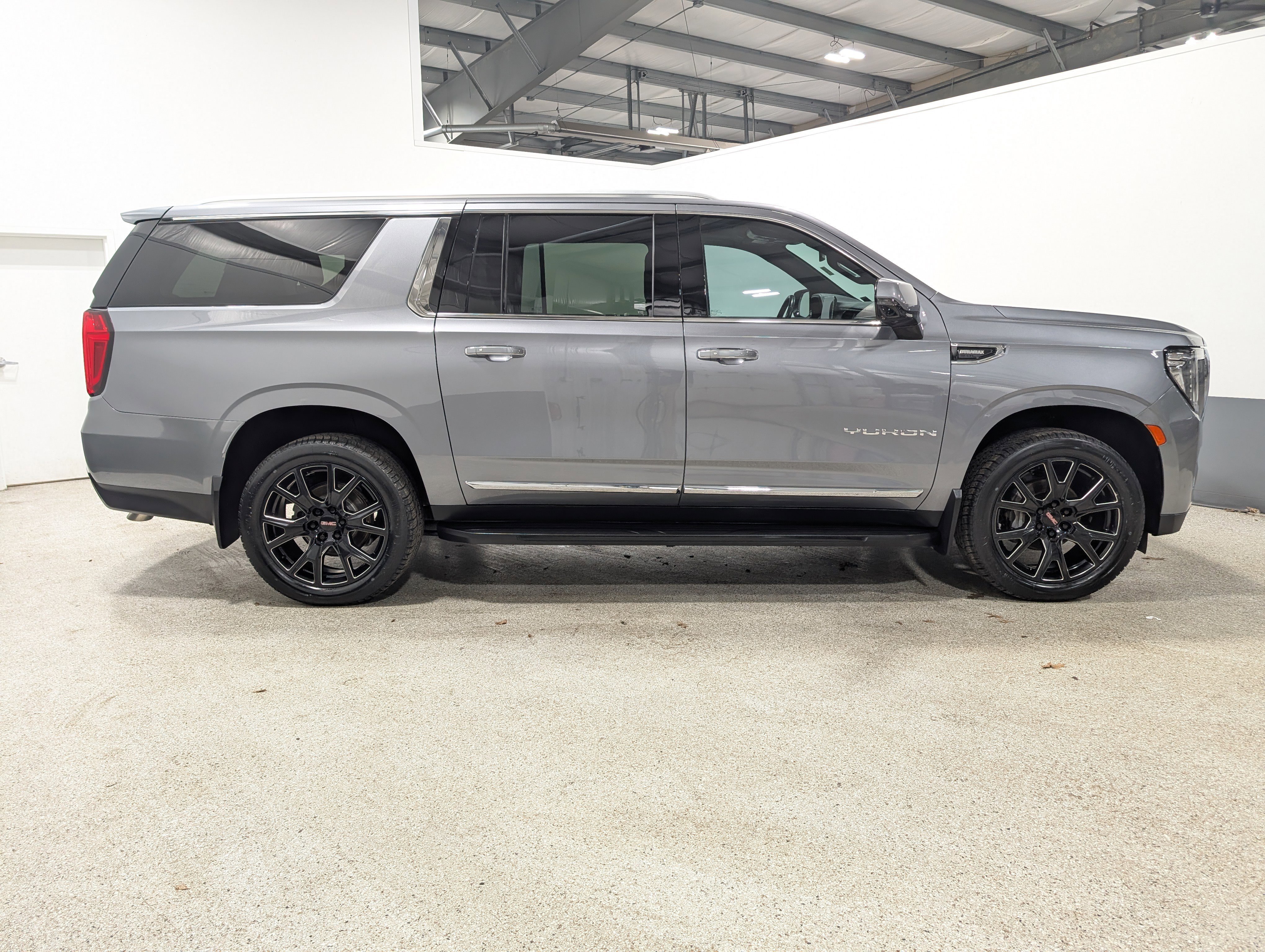 Used 2021 GMC Yukon XL SLT image 2