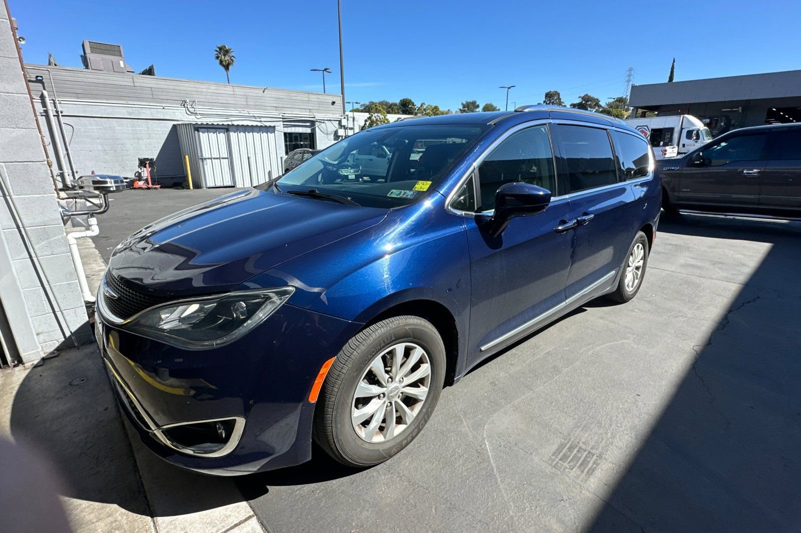 Used 2018 Chrysler Pacifica Touring-L w/ Premium Audio Group image 2