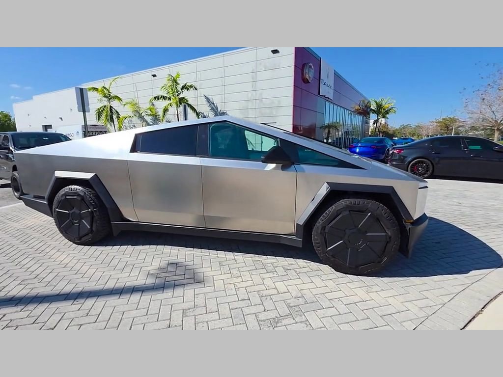 Used 2024 Tesla Cybertruck AWD Crew Cab image 38