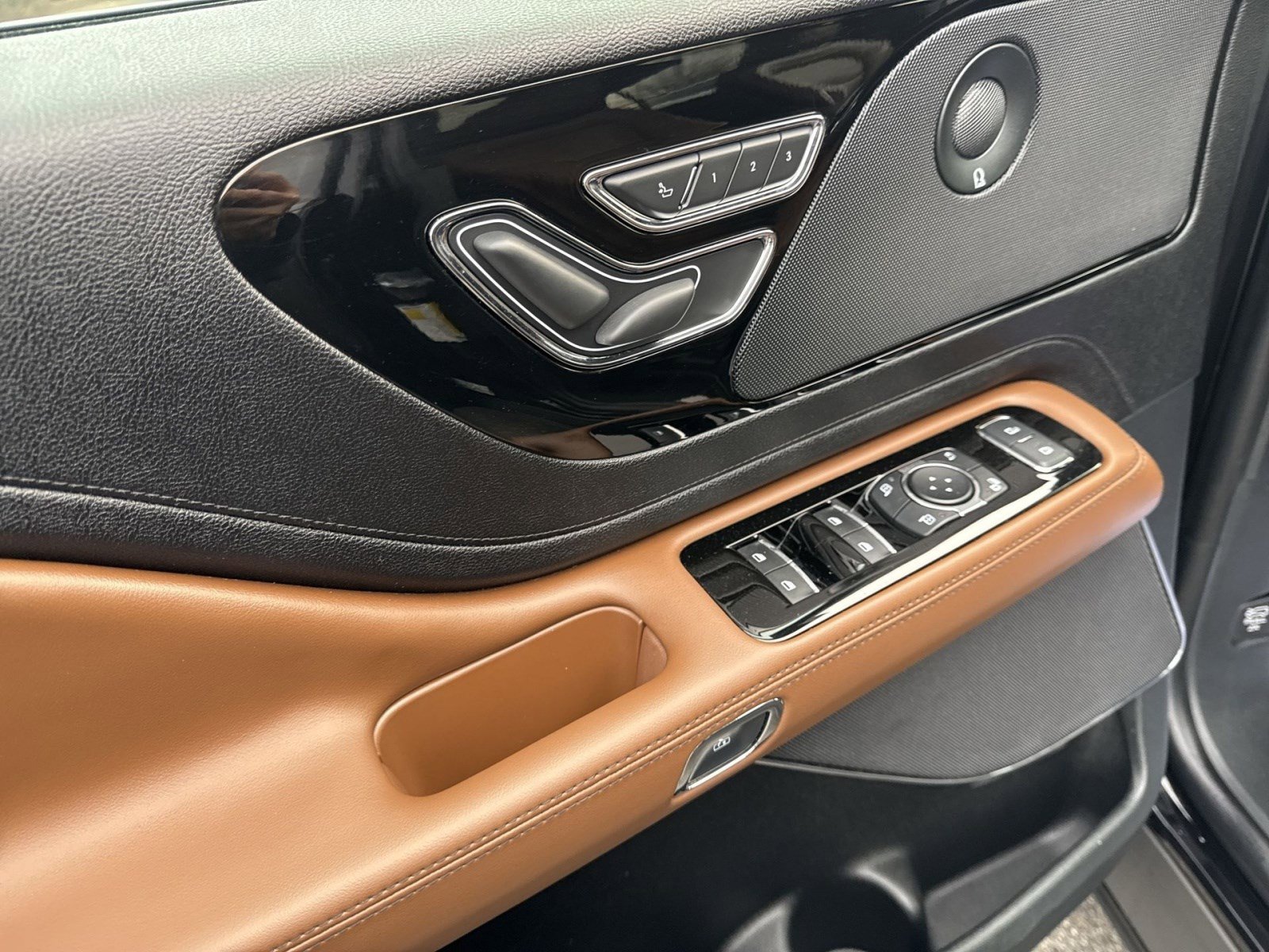 Used 2024 Lincoln Aviator Reserve w/ Equipment Group 201A image 12