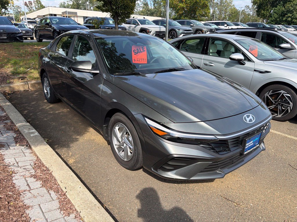 Certified 2026 Hyundai Elantra SE FWD image 2