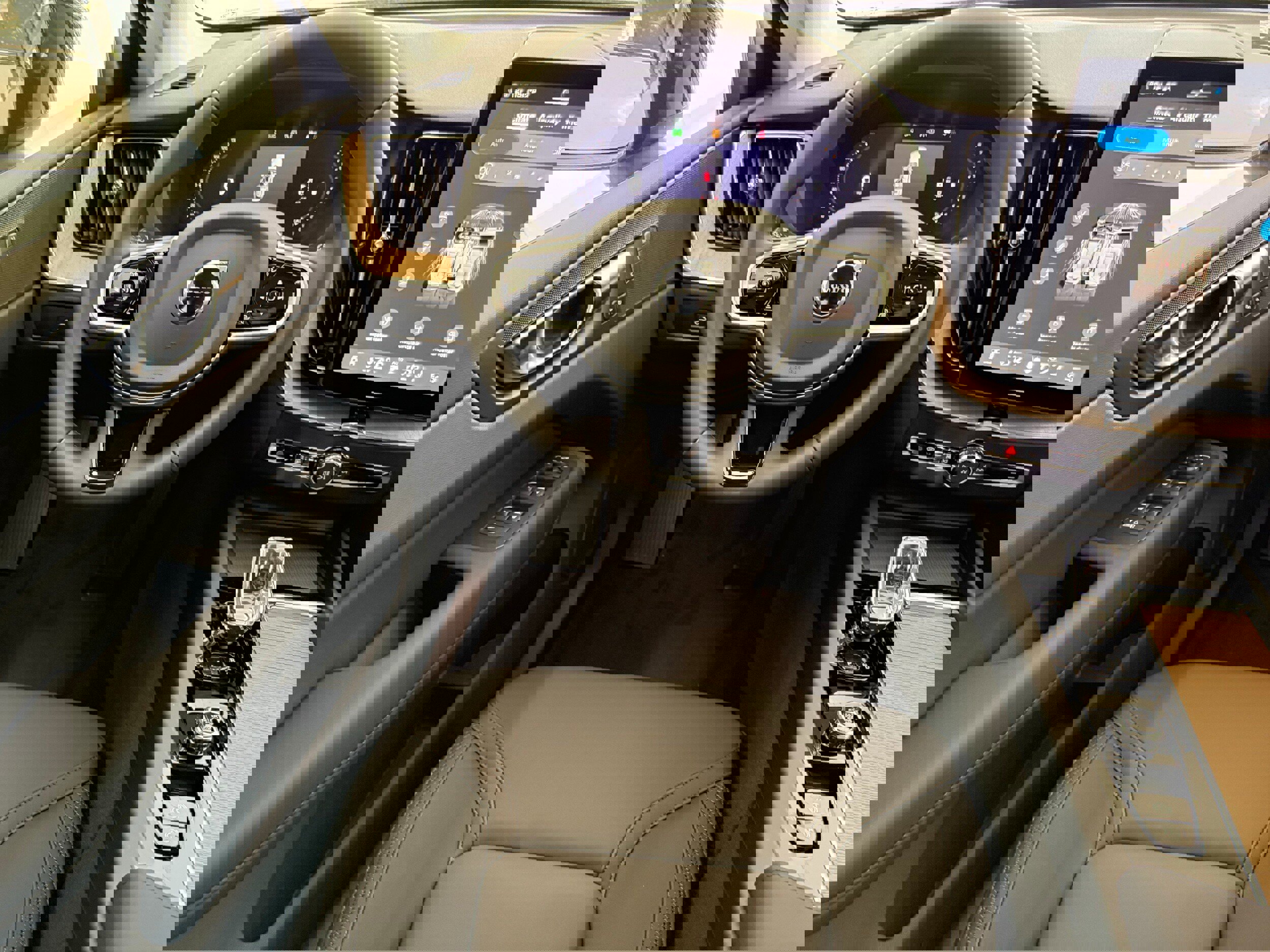 New 2026 Volvo XC60 B5 Plus w/ Protection Package Premier image 19