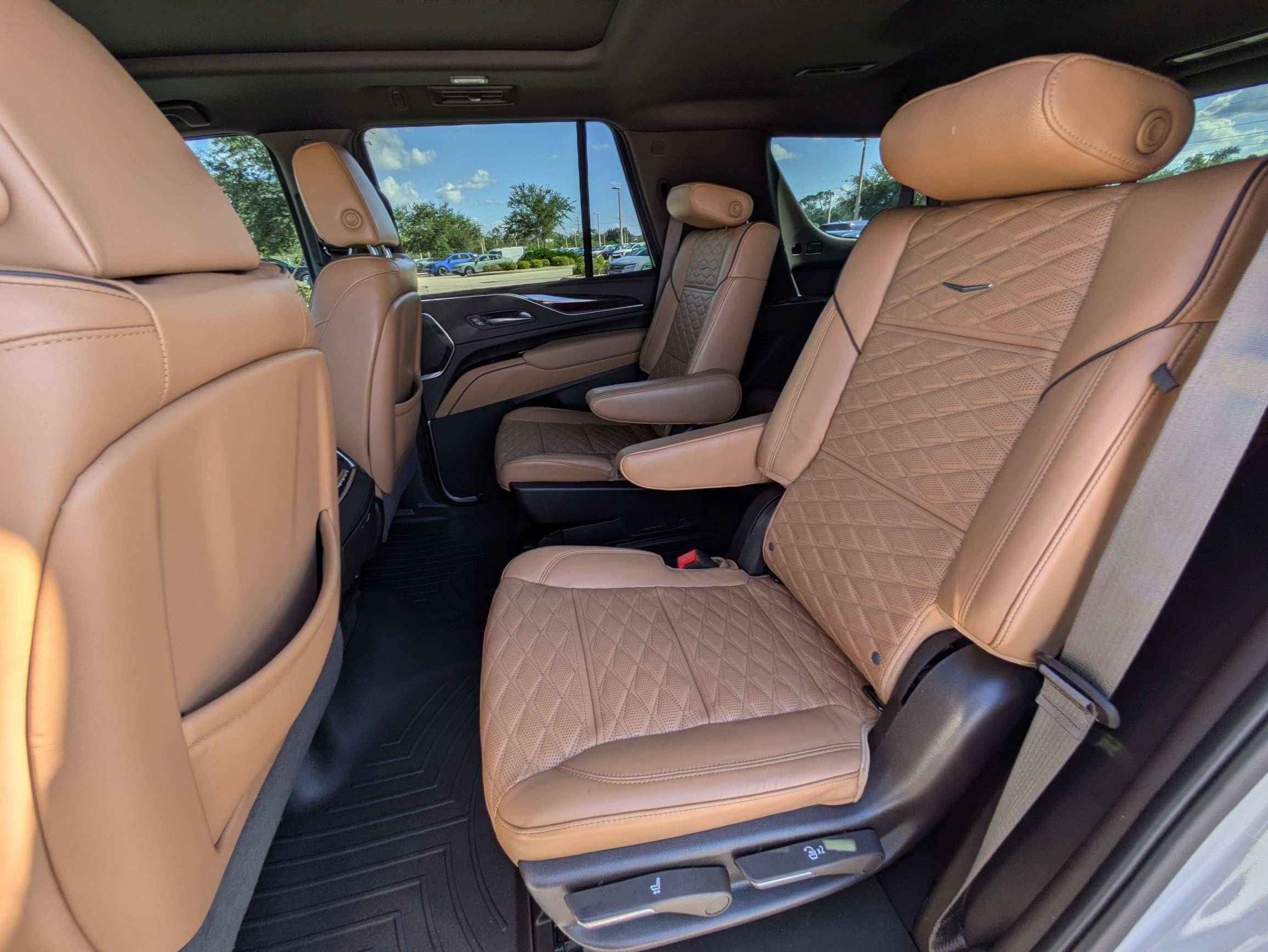 Used 2022 Cadillac Escalade Premium Luxury AWD/4WD image 14