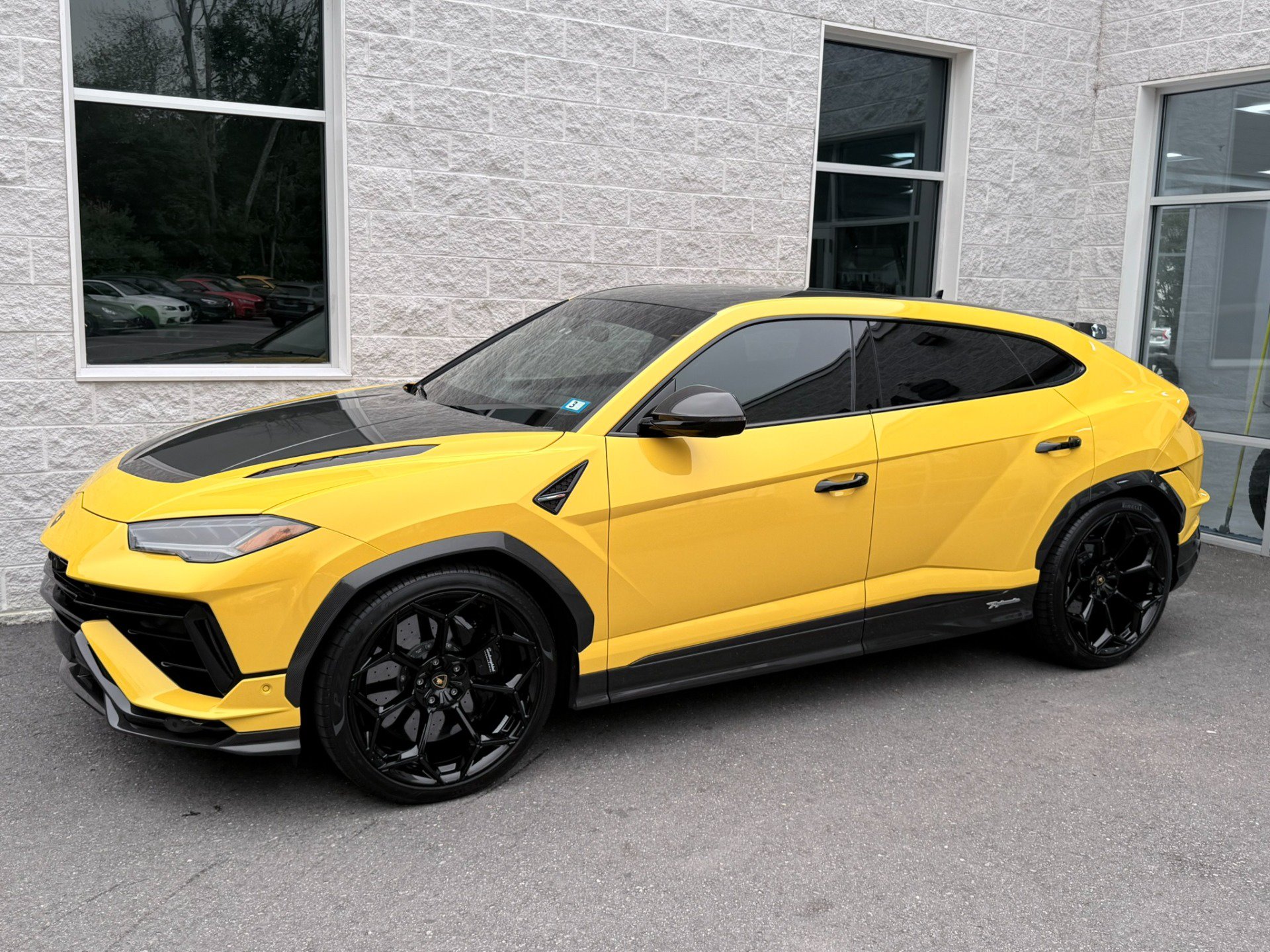 Used 2023 Lamborghini Urus Performante AWD/4WD image 2
