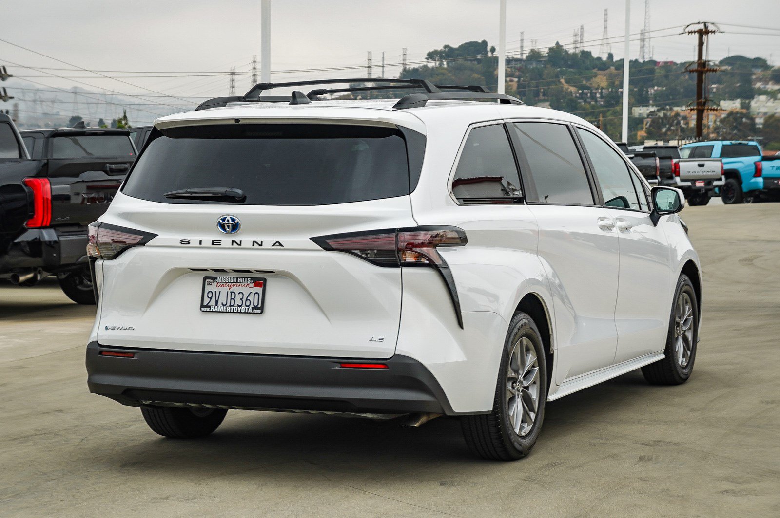 Used 2025 Toyota Sienna LE w/ LE Plus Package AWD/4WD image 7