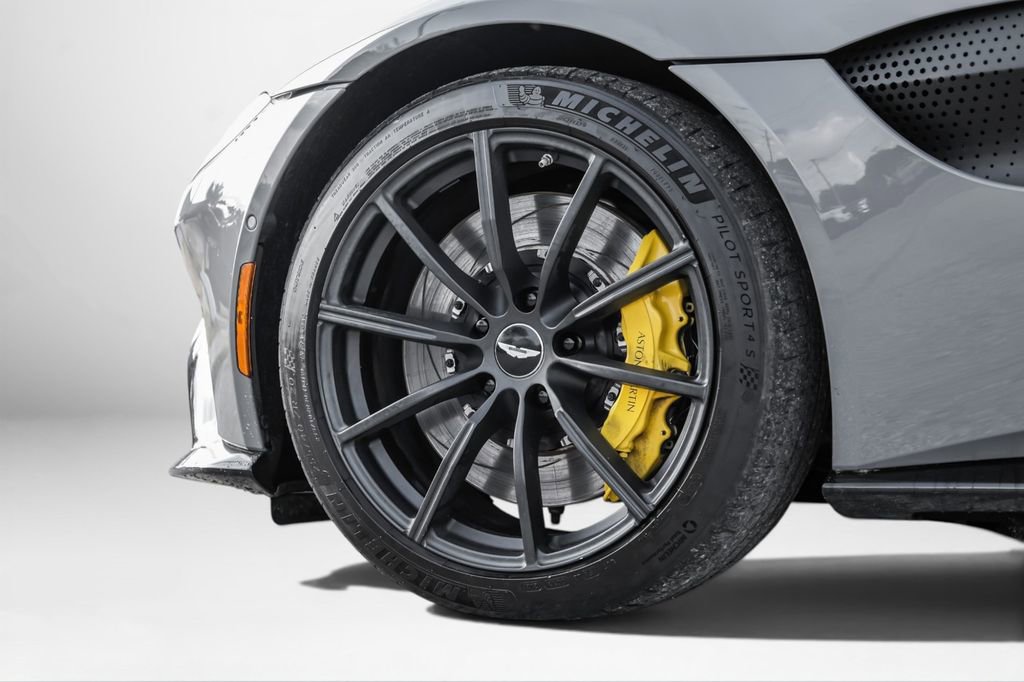 Used 2020 Aston Martin V8 Vantage Coupe RWD image 46