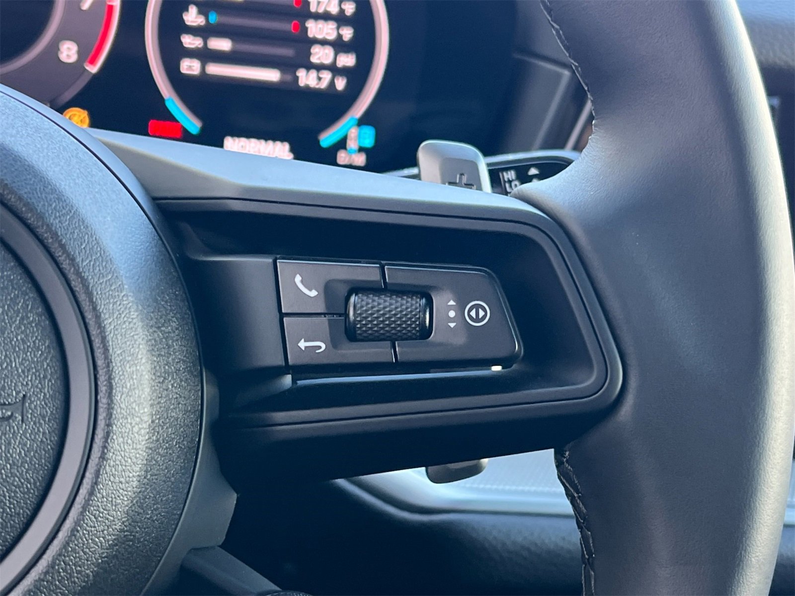 Certified 2025 Porsche Cayenne image 30