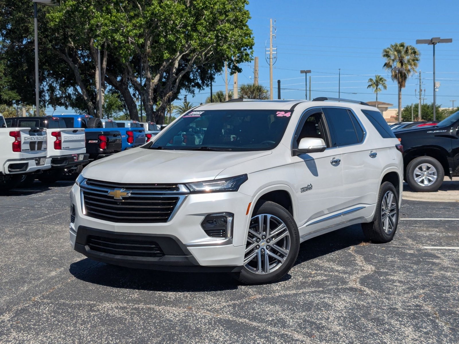 Used 2024 Chevrolet Traverse High Country FWD image 1