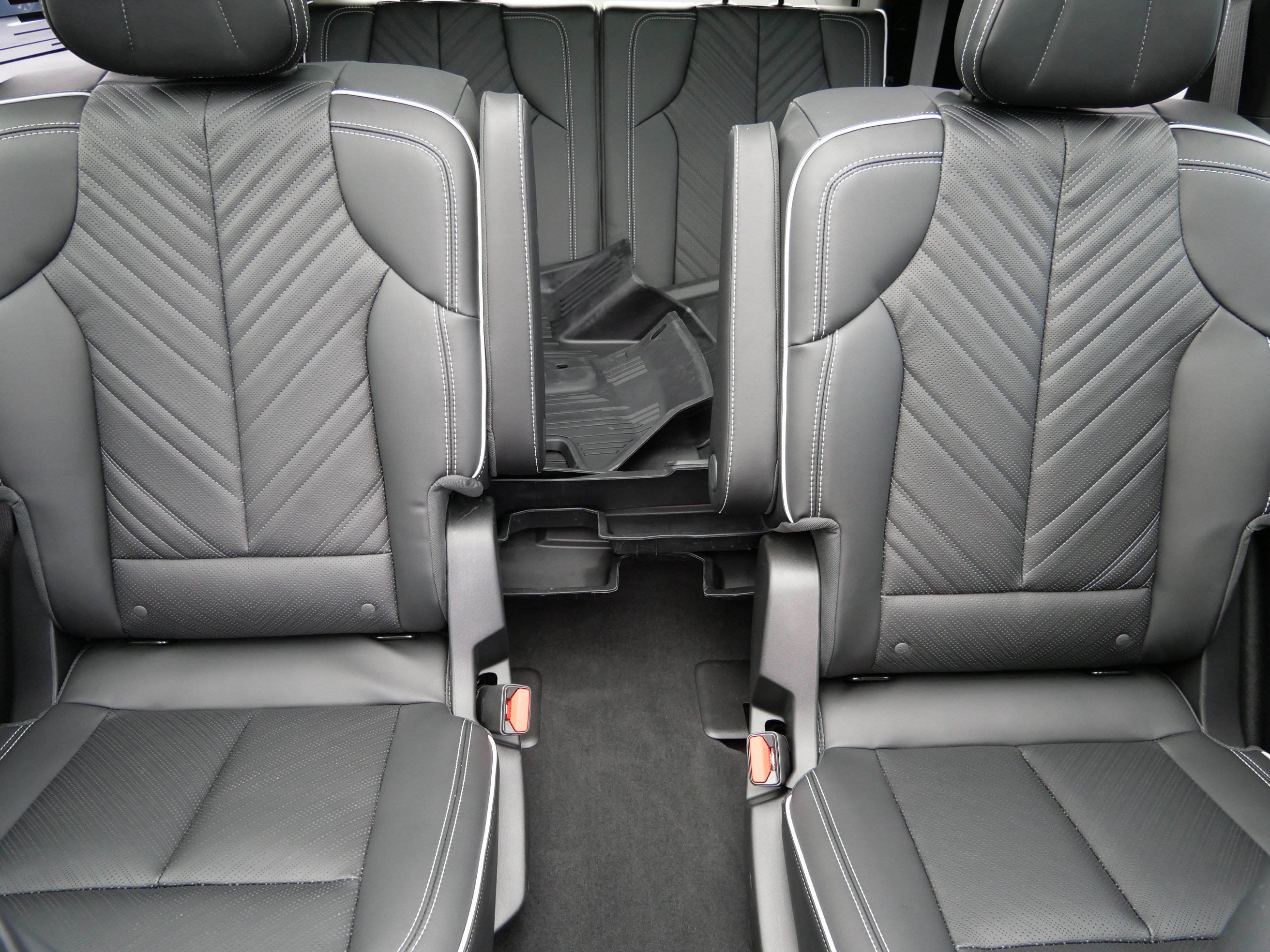 Certified 2026 Cadillac Vistiq Sport w/ LPO, Floor Liner Package AWD/4WD image 13
