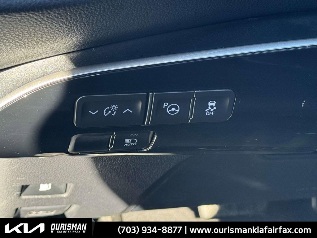 Used 2022 Toyota Prius LE image 23
