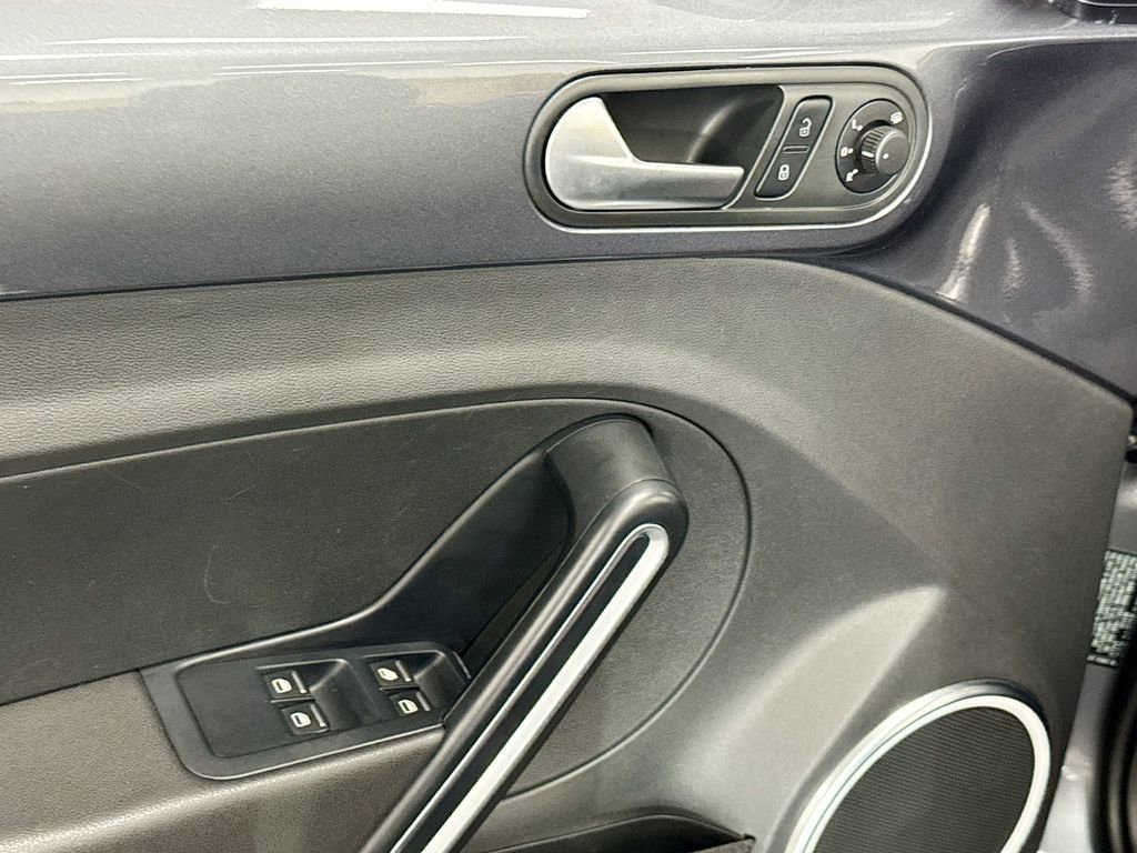 Used 2013 Volkswagen Beetle 2.5 image 27