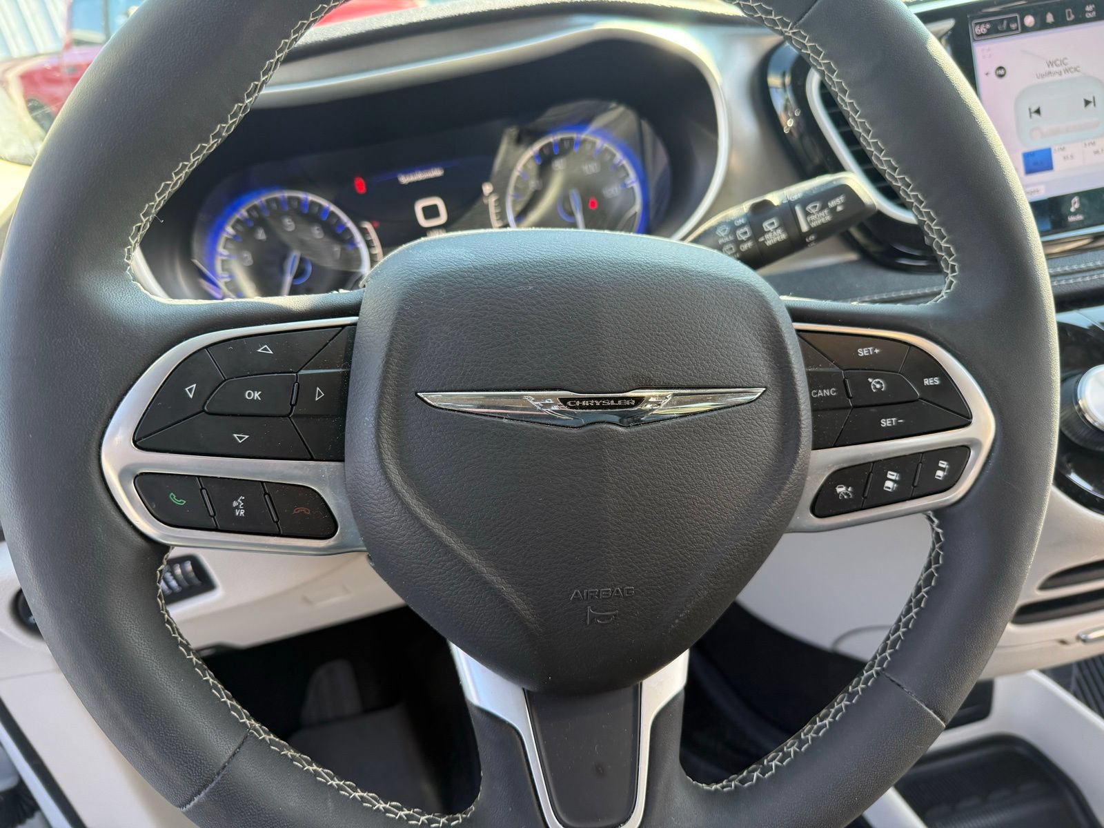 Used 2023 Chrysler Pacifica Touring-L AWD/4WD image 13