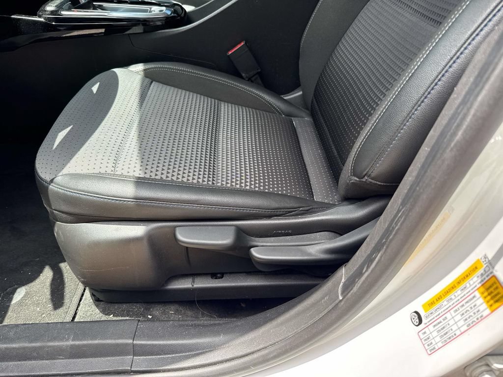 Used 2025 Chevrolet Trax LT FWD image 17