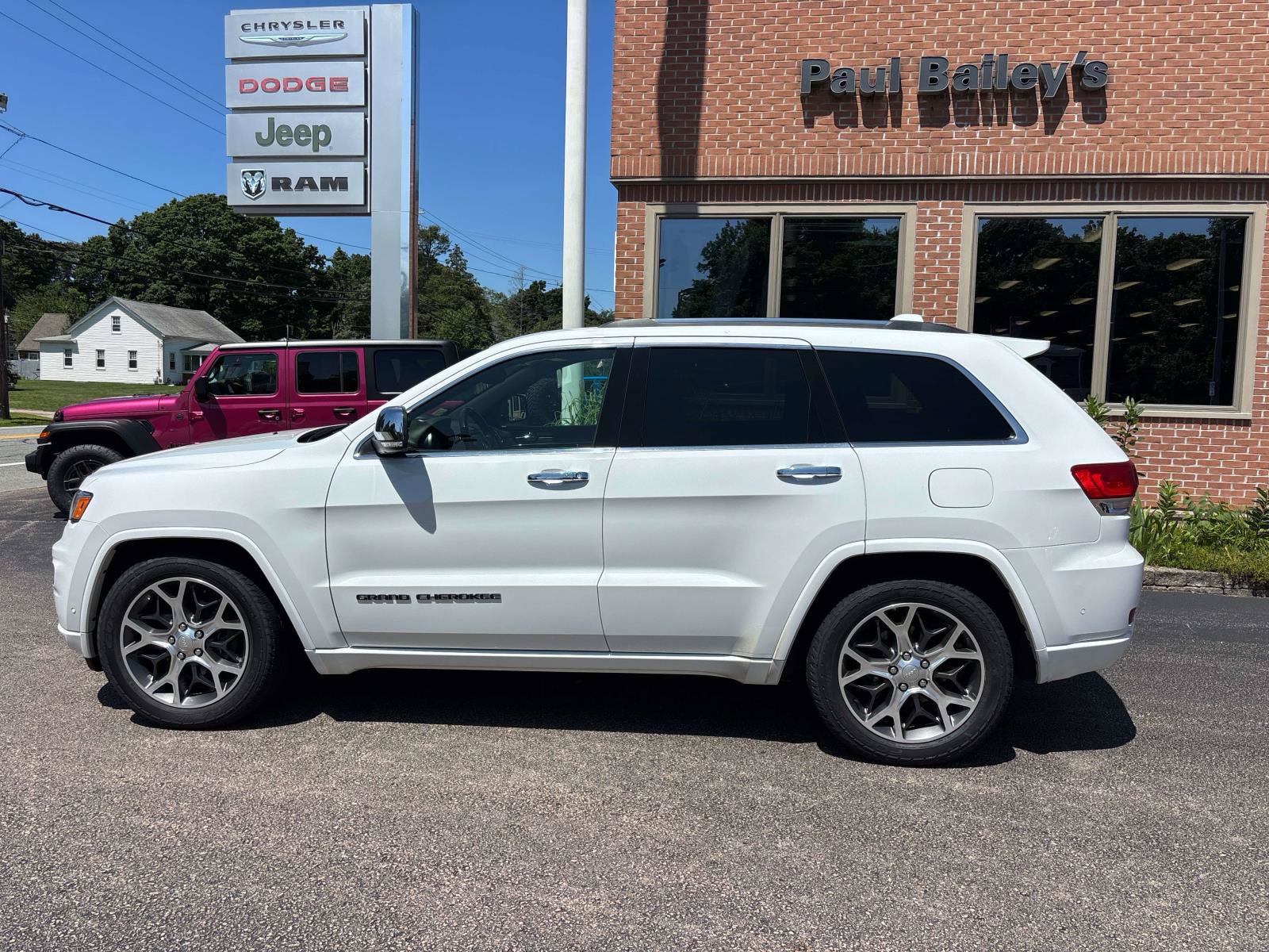 Used 2019 Jeep Grand Cherokee Overland AWD/4WD image 3