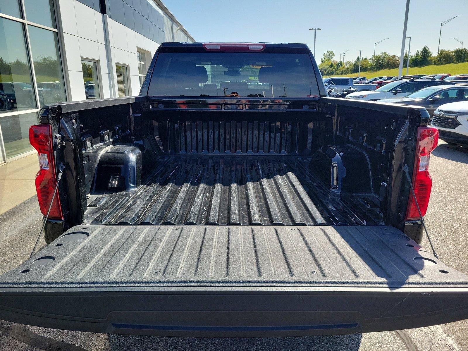 Used 2023 Chevrolet Silverado 1500 LT AWD/4WD image 7