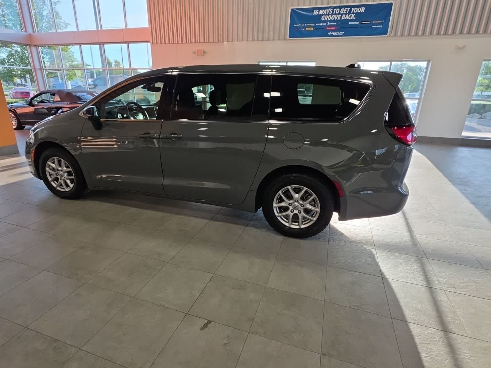 Used 2025 Chrysler Pacifica Select FWD image 11