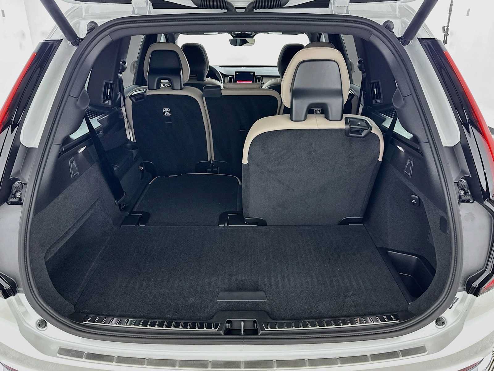 New 2026 Volvo XC90 B6 Plus w/ Protection Package Premier AWD/4WD image 24