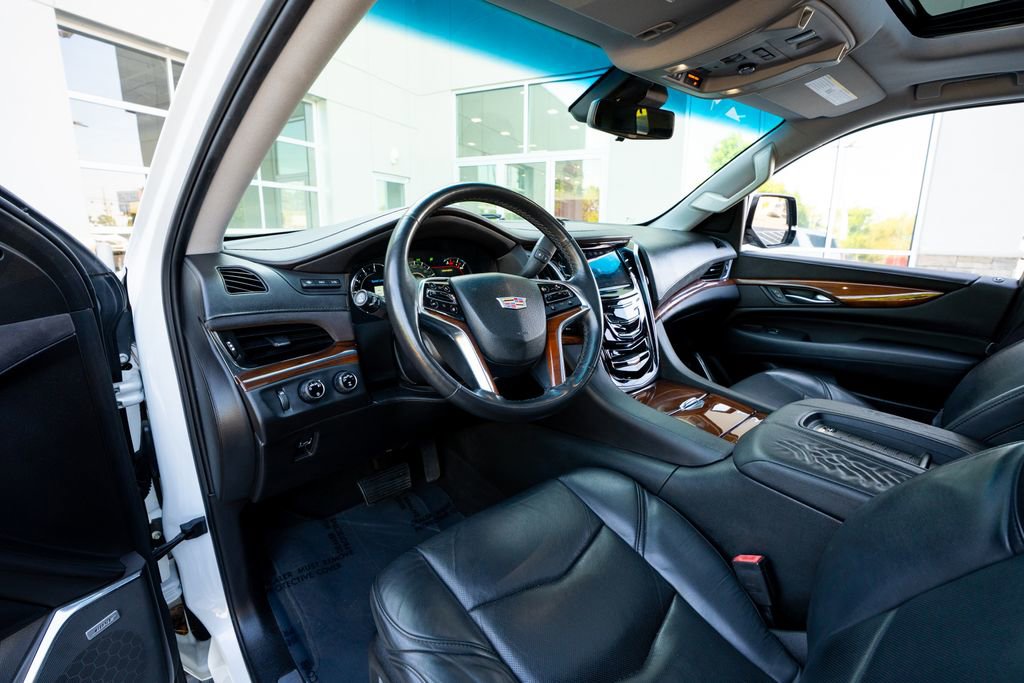Used 2017 Cadillac Escalade Premium Luxury AWD/4WD image 30