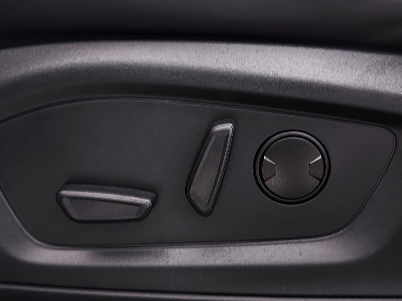 Used 2024 Ford Explorer XLT w/ Equipment Group 202A image 24