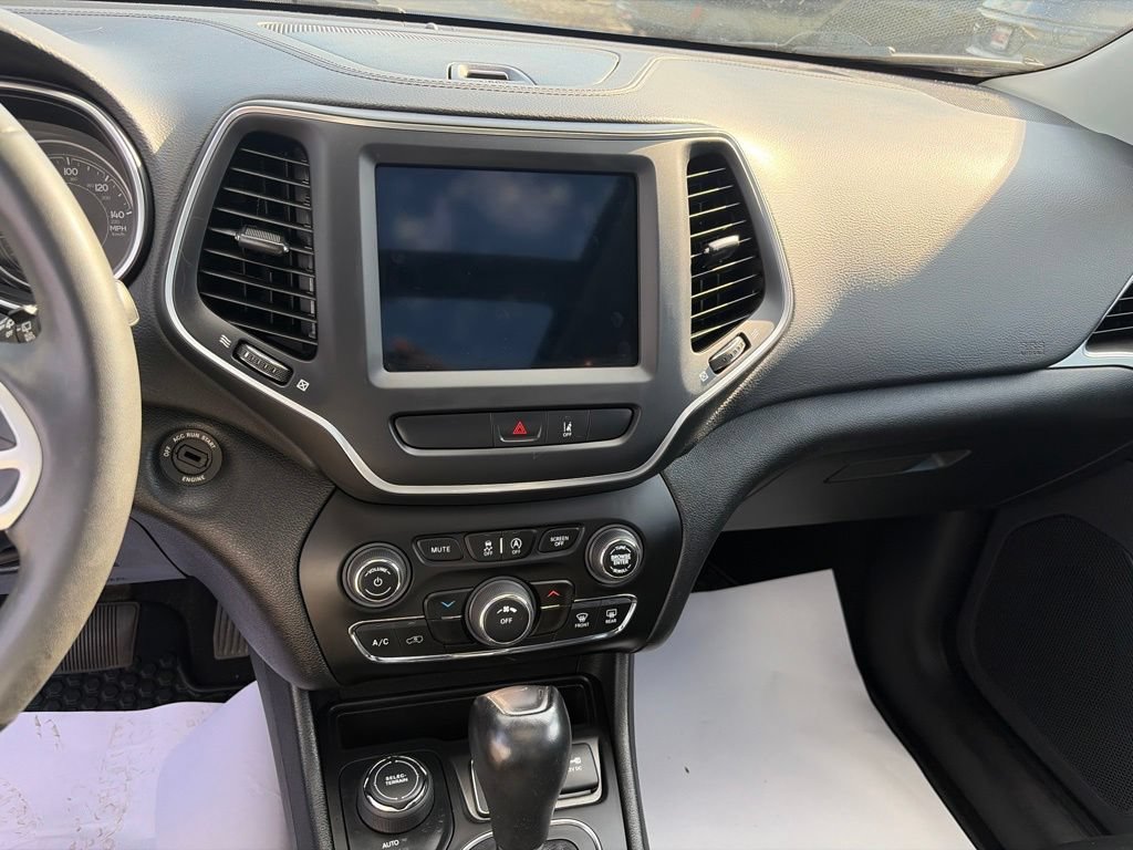 Certified 2022 Jeep Cherokee Latitude w/ Sun & Sound Group AWD/4WD image 32