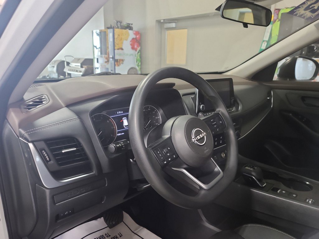 Used 2023 Nissan Rogue S image 8