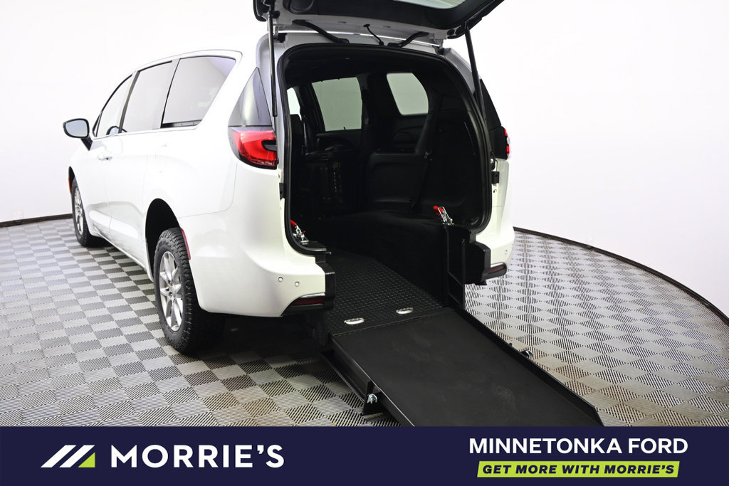 Used 2026 Chrysler Pacifica Select FWD image 3