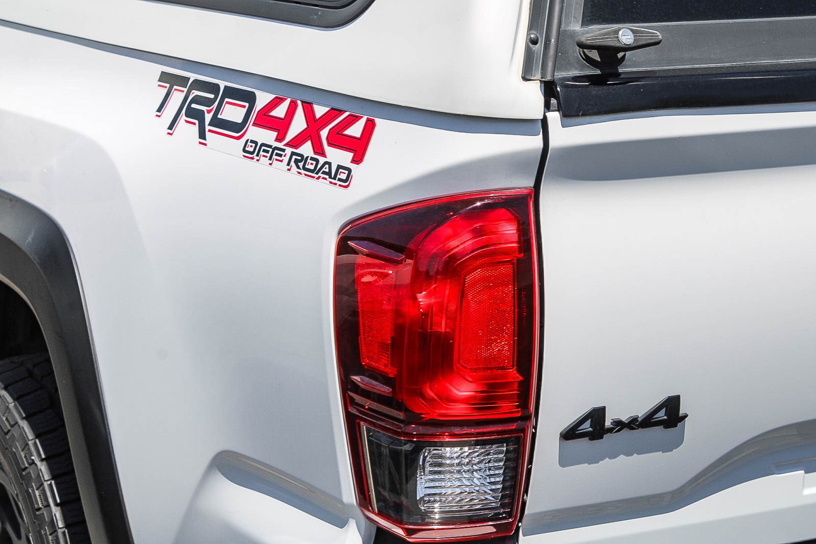 Used 2018 Toyota Tacoma TRD Off-Road w/ Technology Package AWD/4WD image 9