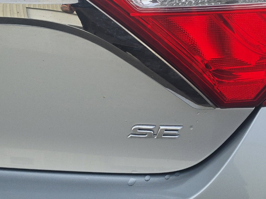 Used 2015 Toyota Camry SE w/ Moonroof Package FWD image 7