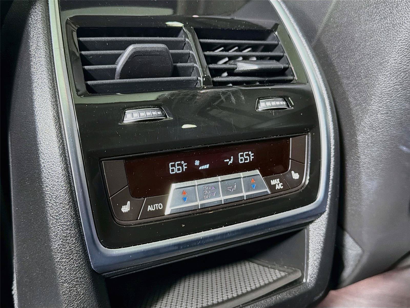 Used 2020 BMW X7 xDrive40i w/ Premium Package AWD/4WD image 25