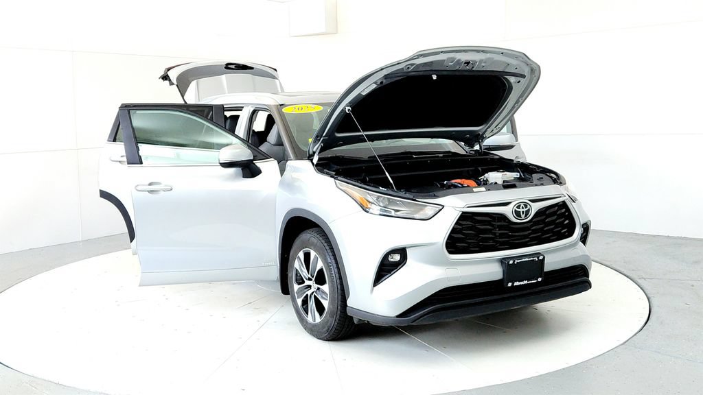 Certified 2025 Toyota Highlander XLE AWD/4WD image 9