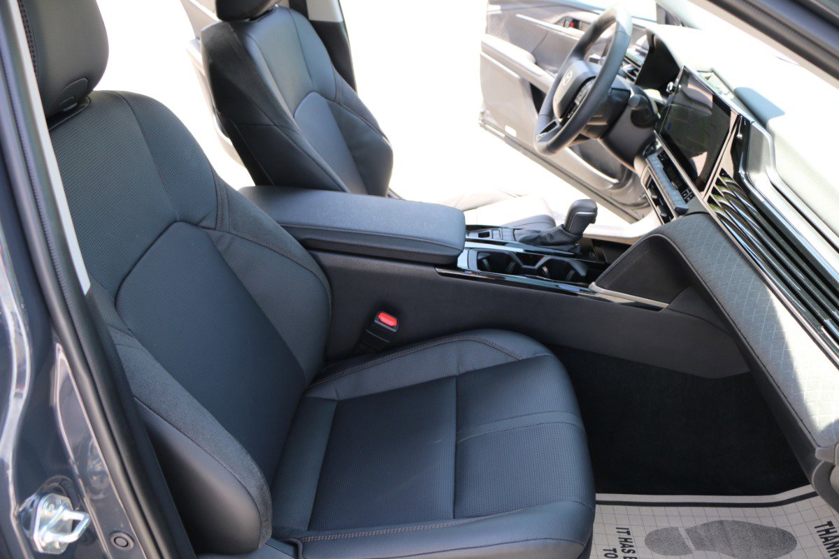Used 2025 Toyota Camry XLE FWD image 27