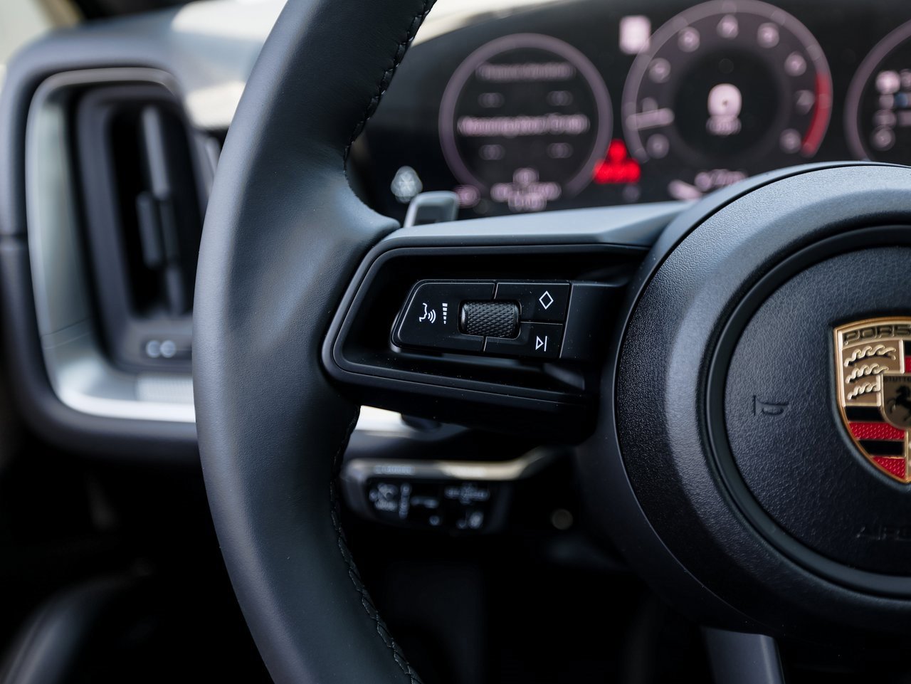 Certified 2025 Porsche Cayenne Coupe image 17