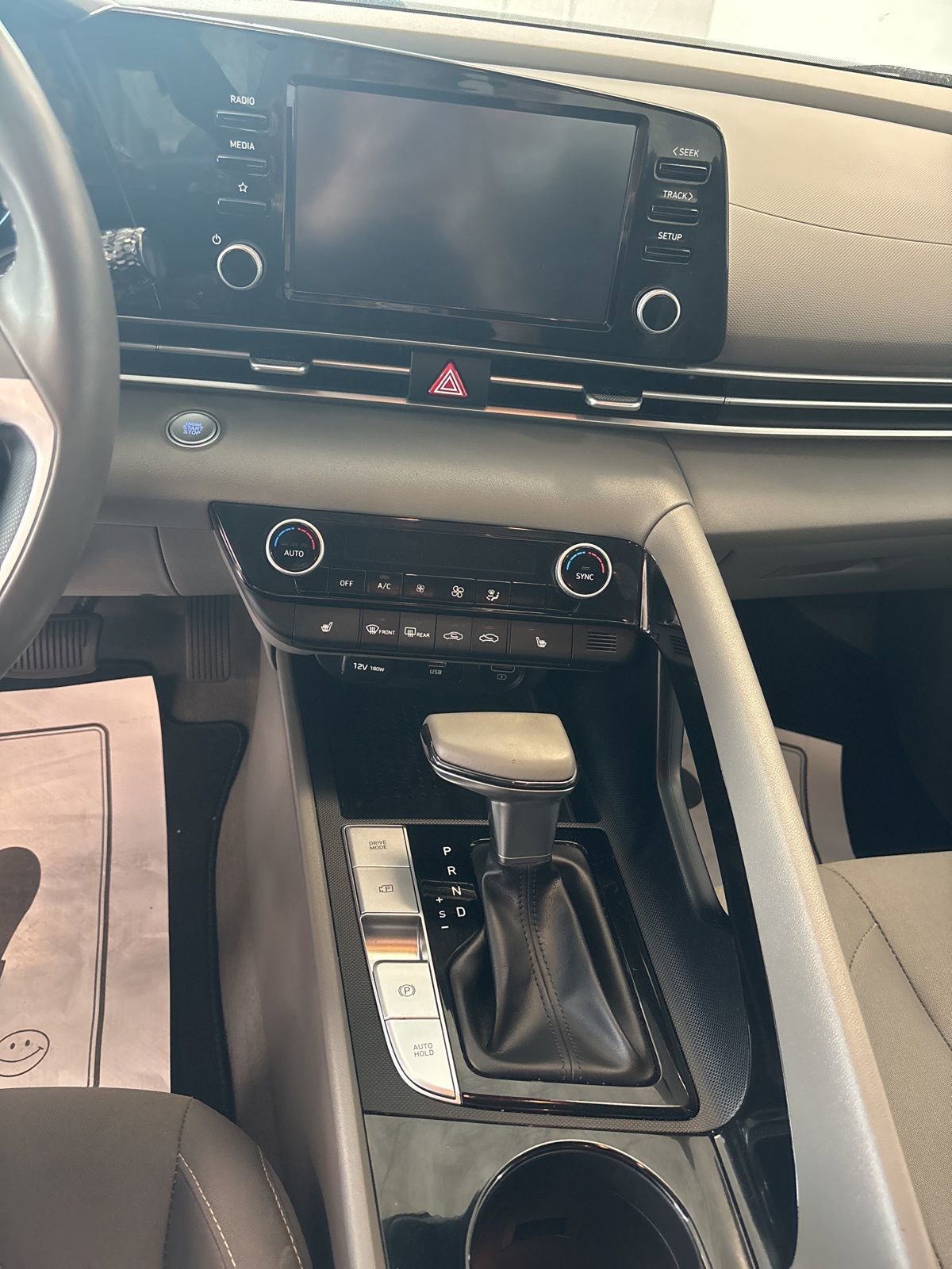 Used 2022 Hyundai Elantra SEL w/ Convenience Package image 3