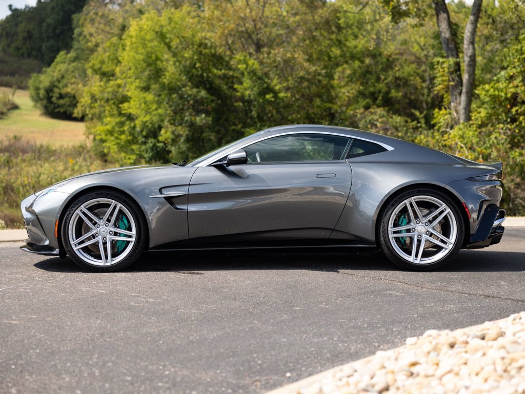 Used 2025 Aston Martin V8 Vantage Coupe RWD image 3