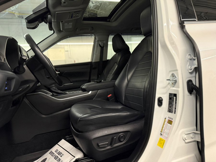 Used 2021 Toyota Highlander XLE AWD/4WD image 19