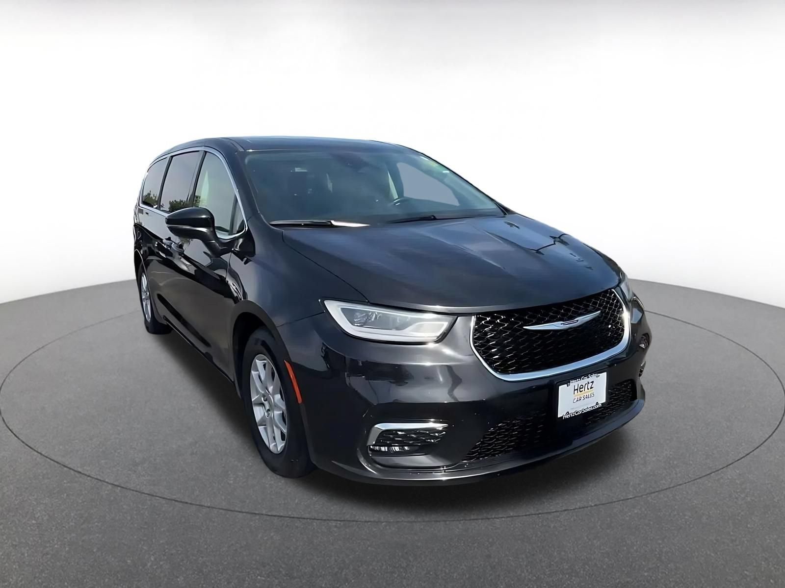 Used 2023 Chrysler Pacifica Touring-L FWD image 3