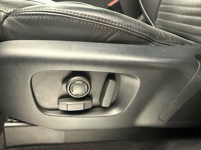 Used 2019 Land Rover Discovery HSE image 19