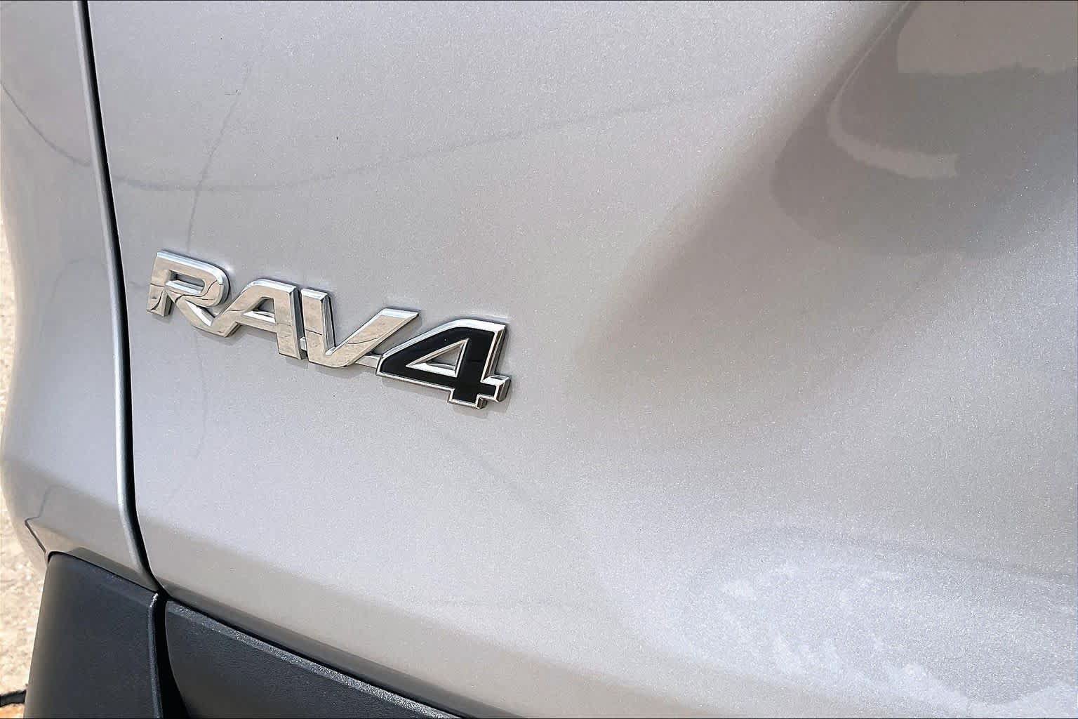 Used 2021 Toyota RAV4 XLE w/ Convenience Package FWD image 10