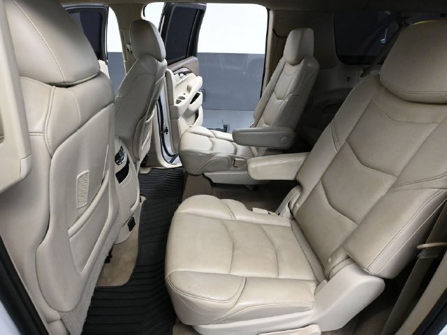 Used 2017 Cadillac Escalade ESV 4WD image 32