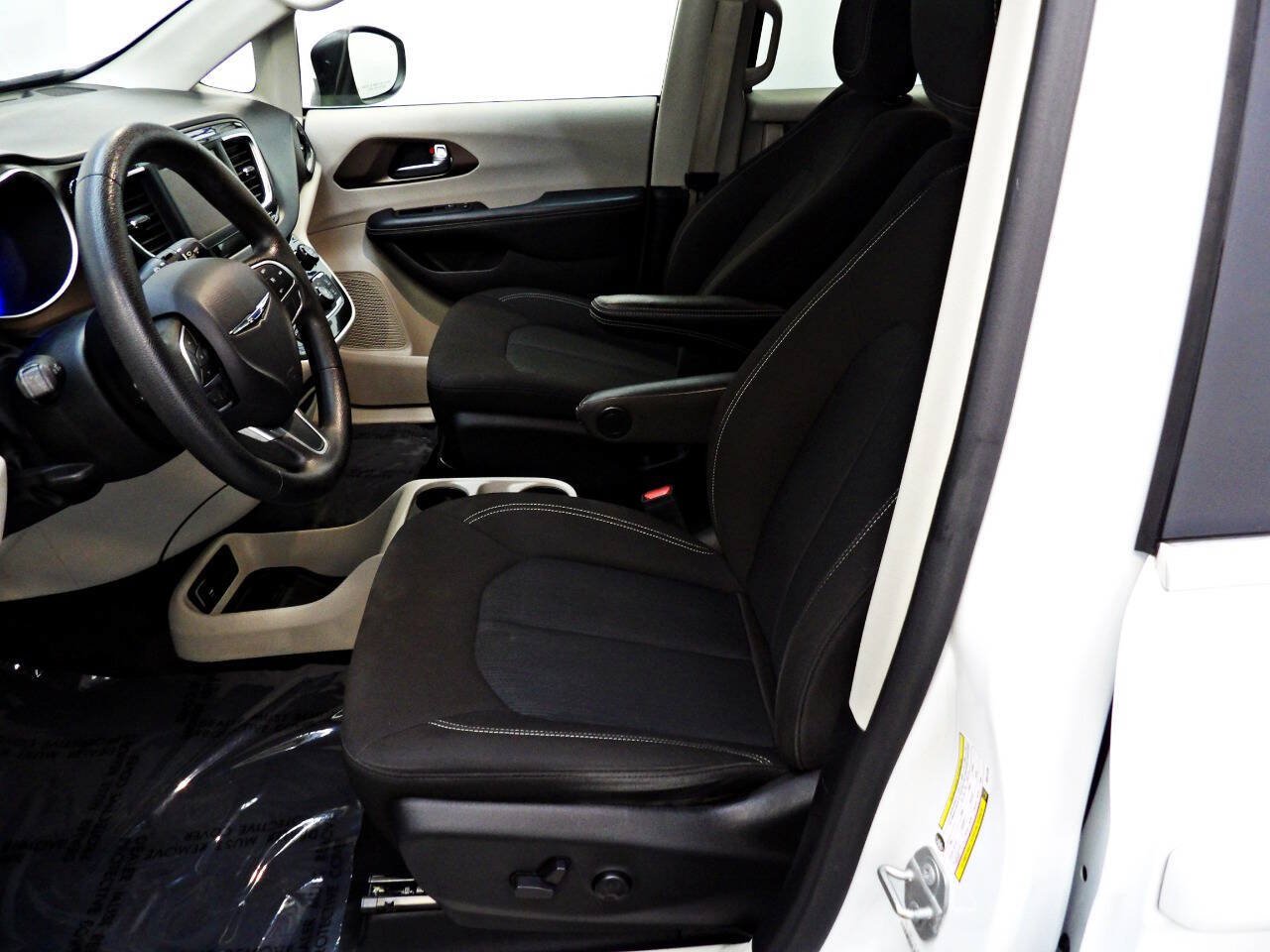 Used 2021 Chrysler Voyager LX FWD image 8