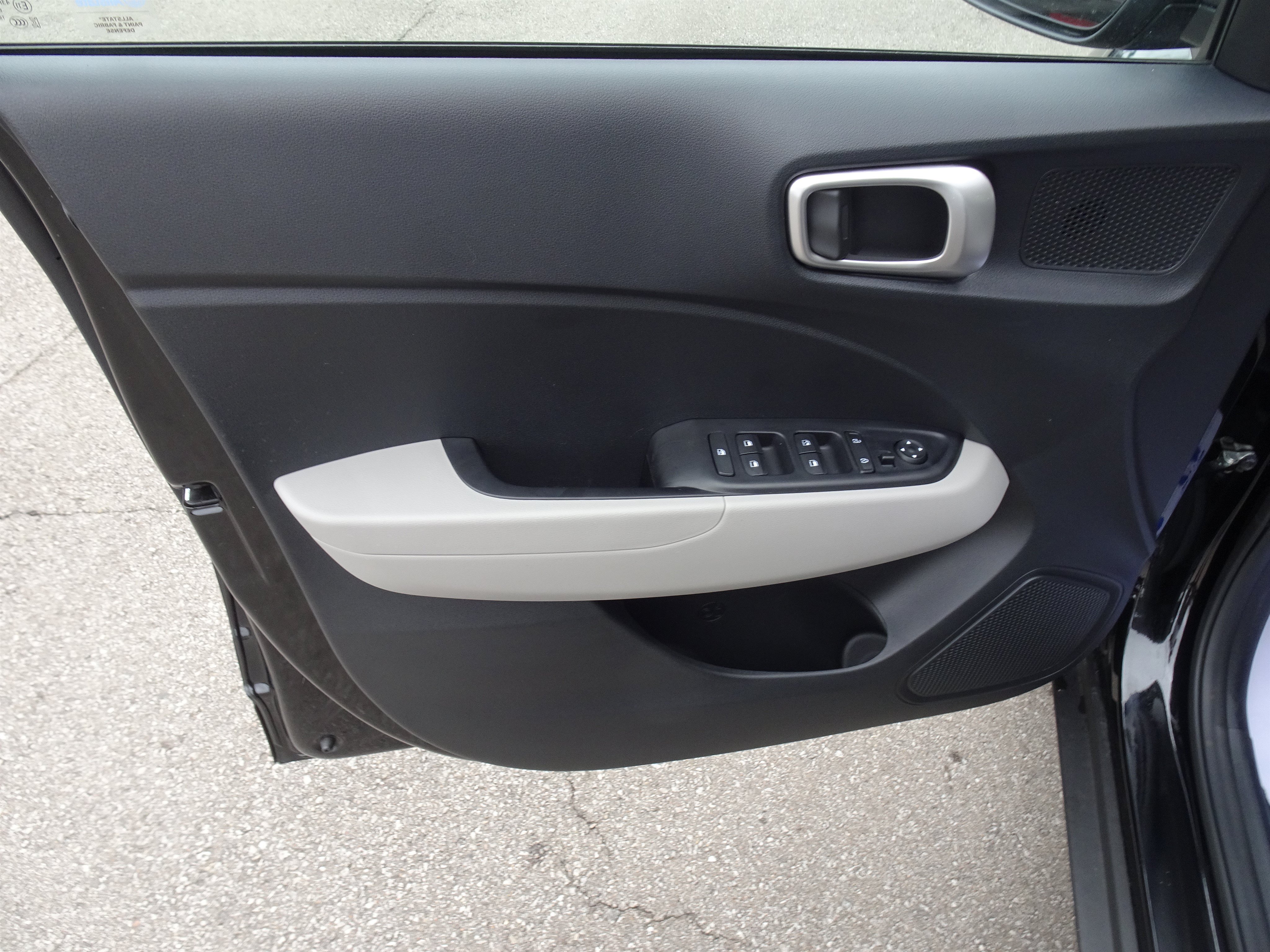 Used 2023 Hyundai Venue SEL FWD image 13