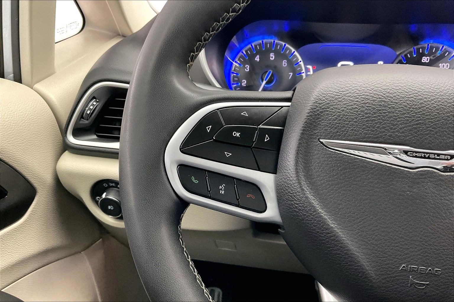Used 2023 Chrysler Pacifica Touring-L image 20