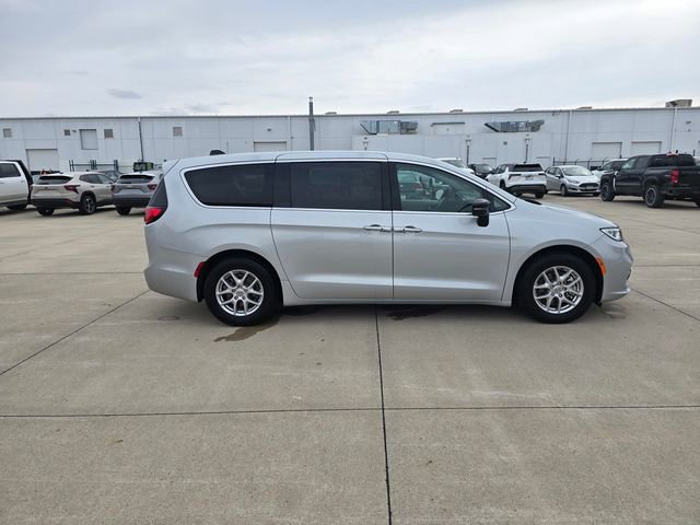 Used 2024 Chrysler Pacifica Touring-L image 14