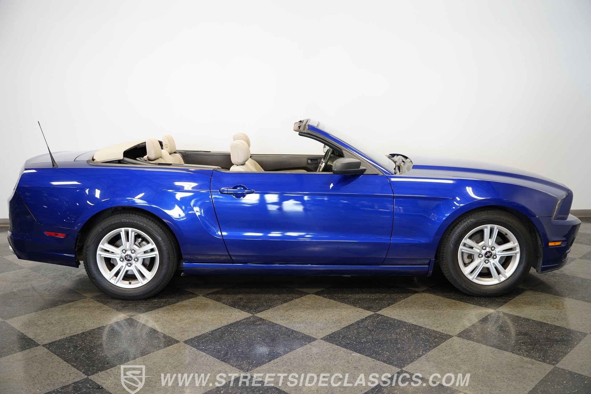 Used 2014 Ford Mustang Convertible RWD image 15