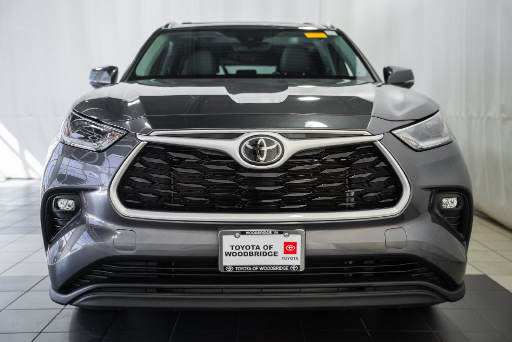Used 2021 Toyota Highlander XLE AWD/4WD image 2